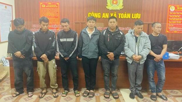 Triệt phá sới bạc trong nhà hoang trên núi