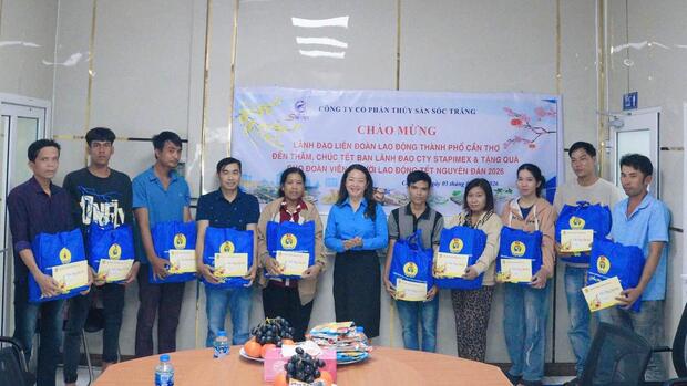 Công đoàn Cần Thơ động viên, tặng quà người lao động trở lại làm việc sau Tết