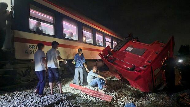 Khởi tố vụ tài xế container vượt gác chắn ở Quảng Ngãi, gây tai nạn đường sắt