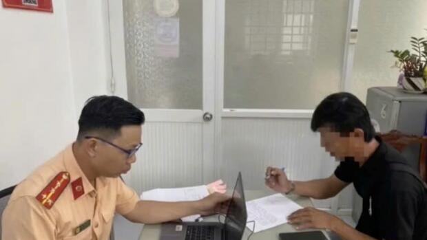 CSGT xử phạt tài xế xe tải chuyển làn ẩu sau clip trên mạng xã hội