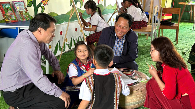 Quảng Ngãi: Học sinh đồng bào Xơ Đăng vẽ tranh cổ động bầu cử