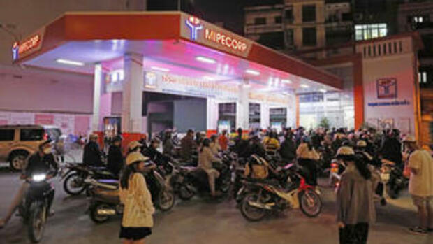 Giá xăng tăng trong đêm, xăng RON 95 -III lên 29.120 đồng/lít