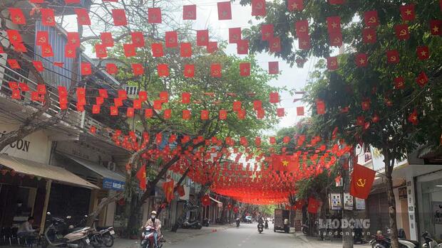 Cờ đỏ rợp phố, phường lớn nhất Ninh Bình sẵn sàng cho ngày bầu cử