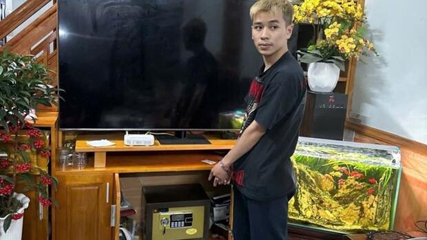 Trộm cắp 3 cây vàng của người họ hàng, mua IPhone tặng bạn gái