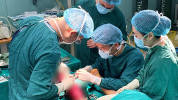 Suýt mất chân vì đắp lá chữa bỏng suốt 1 tháng