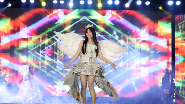 Người lao động trình diễn trang phục từ vật liệu tái chế