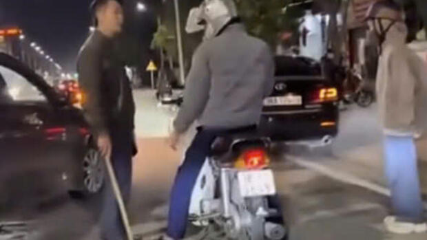 Công an làm việc với người đàn ông dừng ôtô giữa đường đánh người đi xe máy