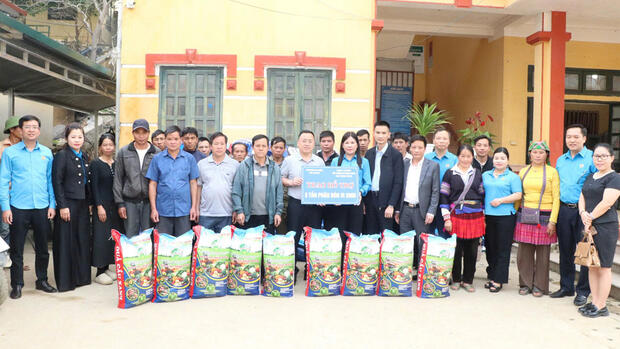 Công đoàn Lào Cai trao 15 tấn phân bón cho người dân vùng cao