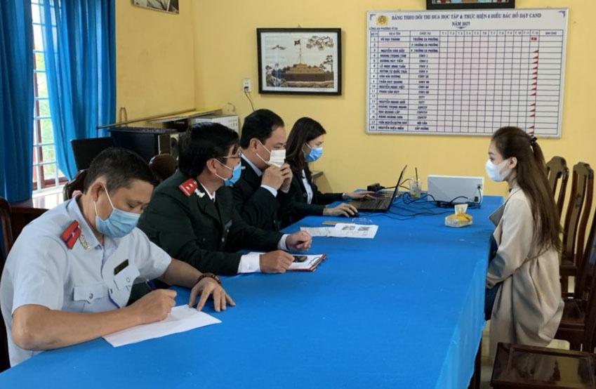 Phạt 5 triệu đồng ảnh 1 Thanh tra làm việc với cô gái. Ảnh: Sở Thông tin và Truyền thông Thừa Thiên - Huế.