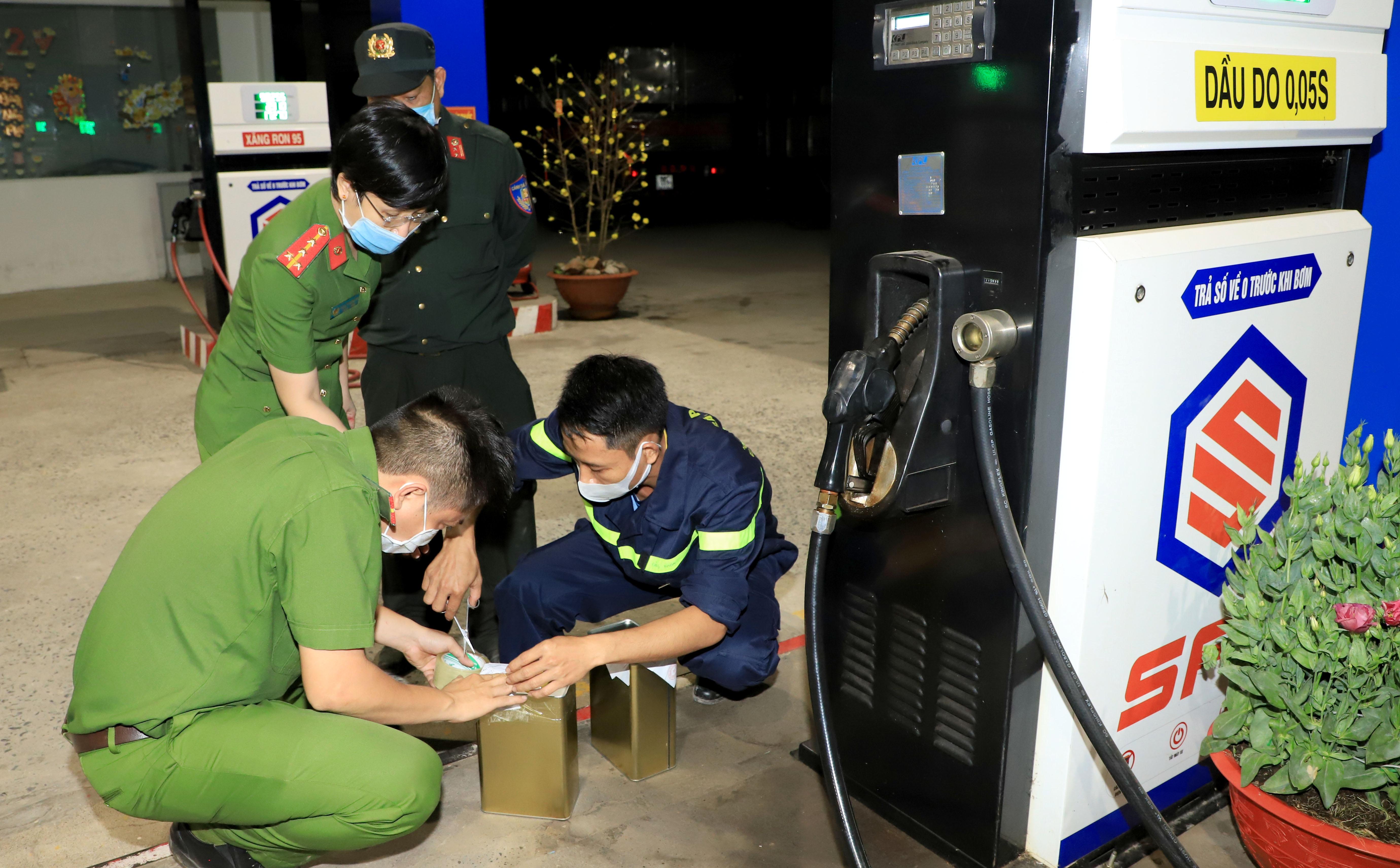 Tổng cục hải quan thông tin vụ ông ngô văn thụy bị bắt ảnh 2 Cảnh sát lấy mẫu tại một cây xăng trong chuyên án 920G. Ảnh: Công an Đồng Nai.