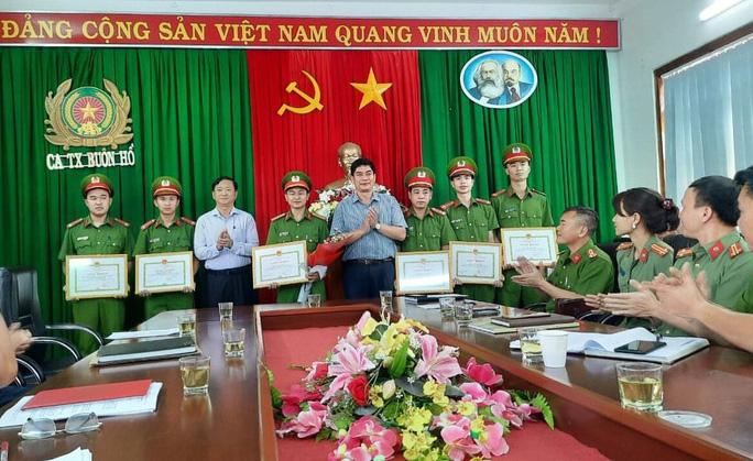 Lãnh đạo thị xã Buôn Hồ biểu dương thành tích của lực lượng công an