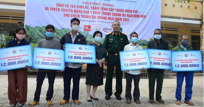 Hỗ trợ sinh kế, khám bệnh cấp phát thuốc miễn phí cho nạn nhân bị tai nạn bom mìn sau chiến tranh