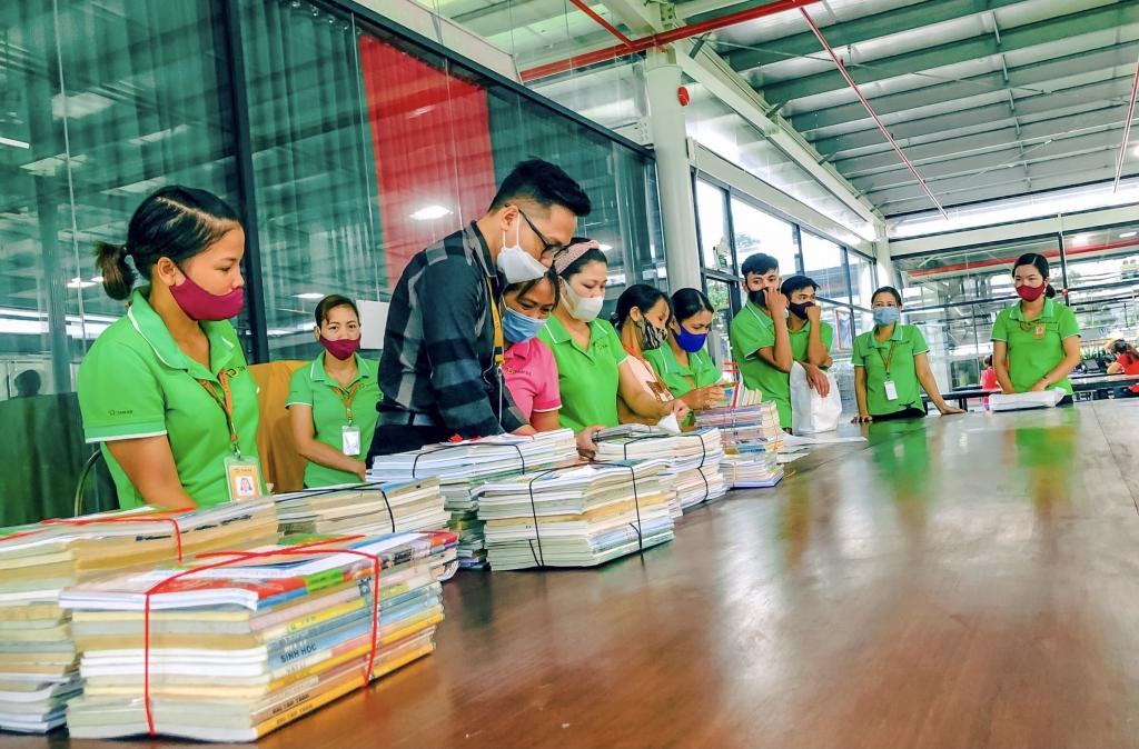 hàng ngàn bộ sách giáo khoa đã được làm mới bởi tấm lòng của các tình nguyện viên hàng ngàn bộ sách giáo khoa đã được làm mới bởi tấm lòng của các tình nguyện viên