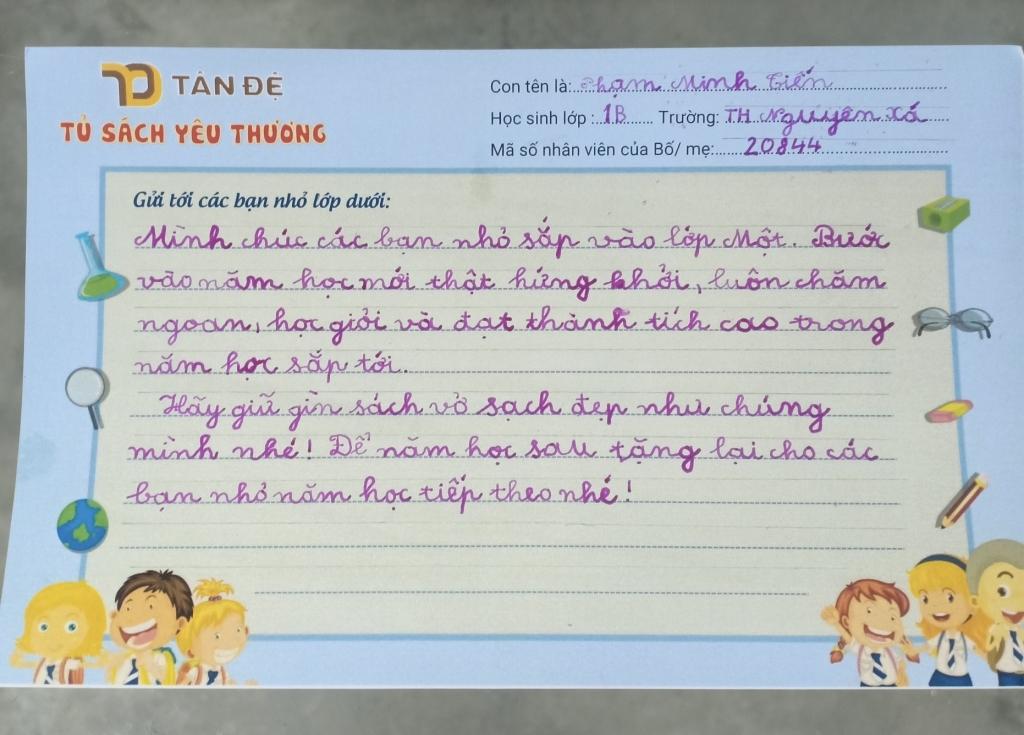 Những lời nhắn nhủ yêu thương được trao gửi trong mỗi tập sách Những lời nhắn nhủ yêu thương được trao gửi trong mỗi tập sách