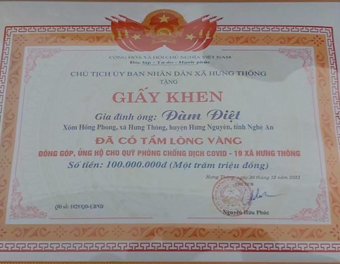 Cụ ông hơn 90 tuổi chống gậy đi bộ lên xã ủng hộ 100 triệu đồng chống Covid-19 - Ảnh 3.