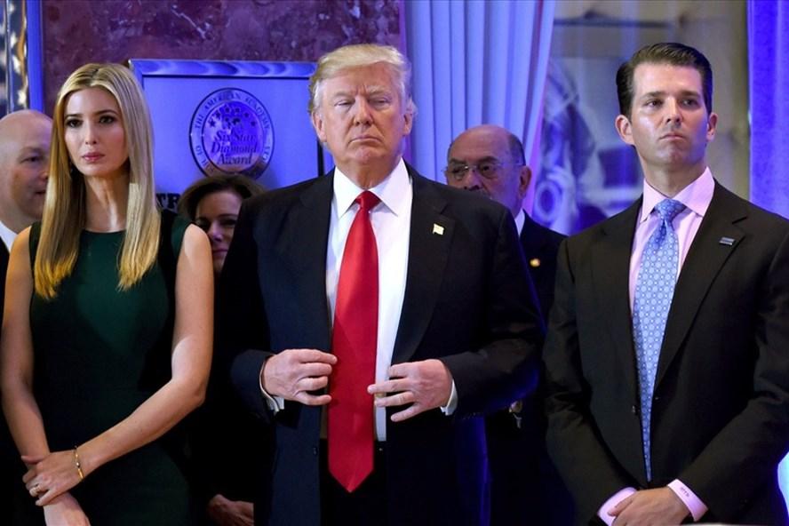 Tổng thống Donald Trump cùng Ivanka Trump (trái) và Donald Trump Jr tại New York, Mỹ, tháng 11.2017 - Ảnh: AFP.