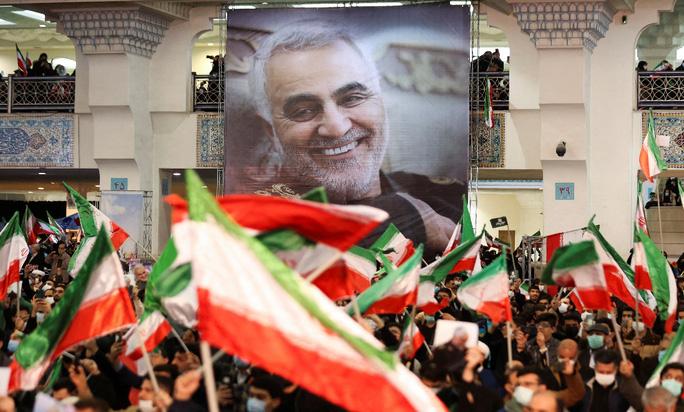 Tổng thống Iran ra tối hậu thư, tuyên bố trả thù ông Trump - Ảnh 1. Ảnh tướng Qassem Soleimani trong buổi tưởng niệm 2 năm ngày mất của ông ở Tehran, Iran, hôm 3/1. Ảnh: Reuters.