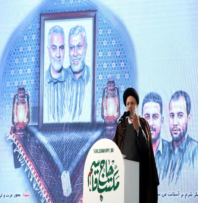 Tổng thống Iran ra tối hậu thư, tuyên bố trả thù ông Trump - Ảnh 2. Tổng thống Iran Ebrahim Raisi phát biểu tại hội trường cầu nguyện lớn nhất Tehran hôm 3/1. Ảnh: Reuters.