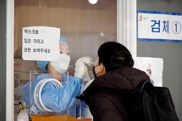 han quoc ghi nhan hai ca tu vong dau tien lien quan toi omicron Nhân viên y tế Hàn Quốc lấy mẫu xét nghiệm.