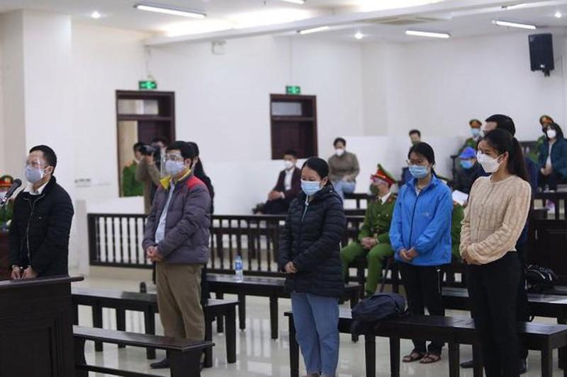 Xét xử vụ bằng giả ĐH Đông Đô: Hiệu trưởng đổ lỗi cho Chủ tịch HĐQT Các bị cáo tại phiên tòa.