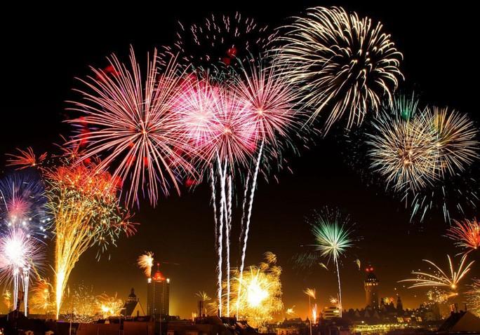 Bộ Y tế khuyến cáo địa phương không tổ chức bắn pháo hoa dịp Tết Nguyên đán - Ảnh 1. Bộ Y tế khuyến cáo không tập trung đông người xung quanh khu vực bắn pháo hoa