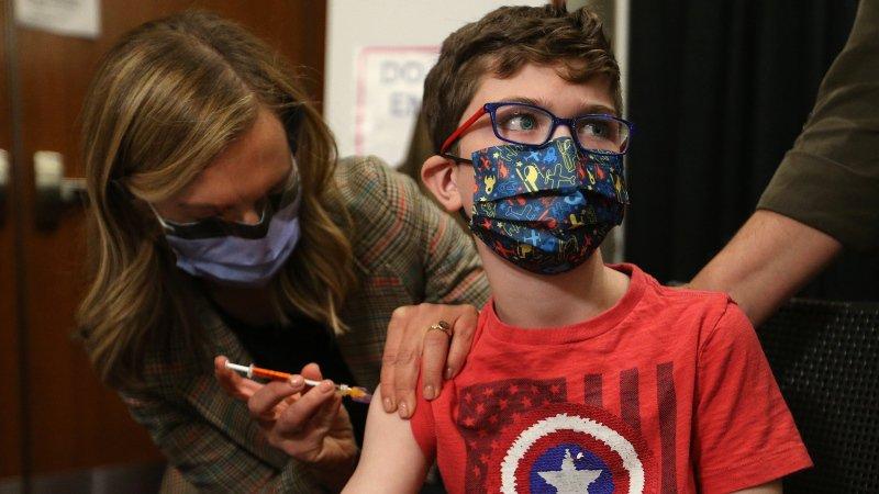 tiêm ngừa Covid-19 tăng cường cho trẻ em ảnh 1 WHO cho biết chưa có bằng chứng cho thấy cần tiêm vaccine tăng cường ngừa Covid-19 cho trẻ em. Ảnh: Canadian Press.