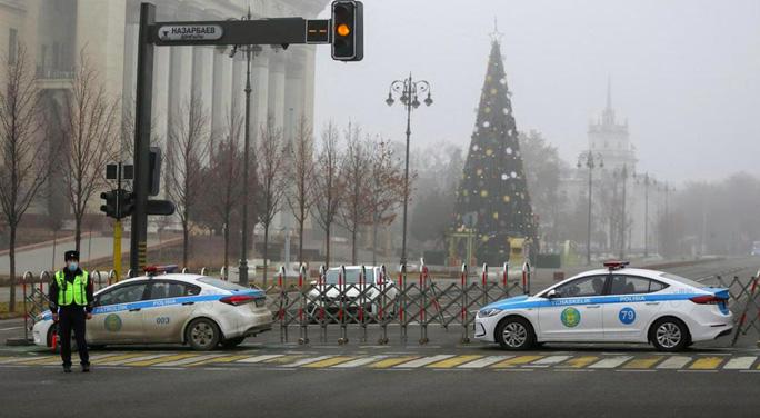 Lực lượng an ninh Kazakhstan đã phong tỏa nhiều tuyến phố ở trung tâm Almaty. Ảnh: Reuters.