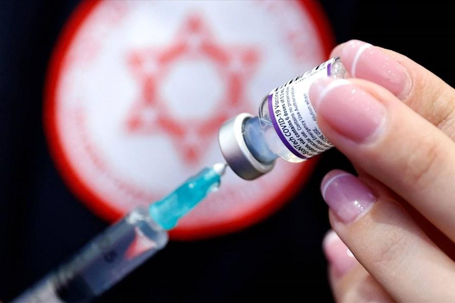 Tiêm vaccine COVID-19 tạo khả năng miễn dịch với virus. Ảnh: AFP.