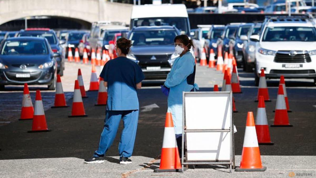 Nhân viên y tế tại một điểm xét nghiệm Covid-19 ở Sydney, Australia. Ảnh: Reuters.