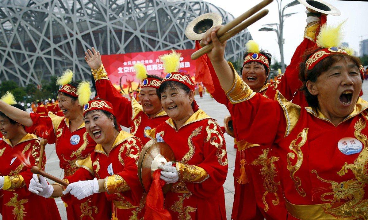 Người Trung Quốc ăn mừng khi nước này giành quyền đăng cai Olympic. Ảnh: Reuters..