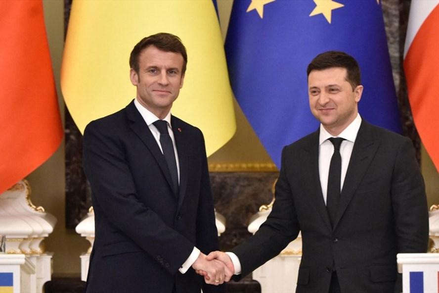 Tổng thống Pháp Emmanuel Macron gặp Tổng thống Ukraina Volodymyr Zelensky tại Kiev ngày 8/2. Ảnh: AFP.