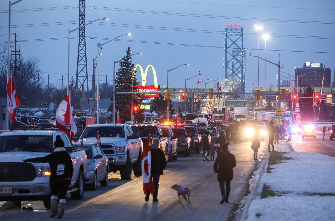 đoàn xe biểu tình ở Canada ảnh 8 doan xe bieu tinh o Canada anh 8