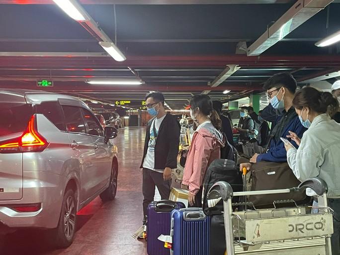 Taxi công nghệ đón khách bên trong nhà ga sân bay Tân Sơn Nhất (TP.HCM). Ảnh: THU HỒNG