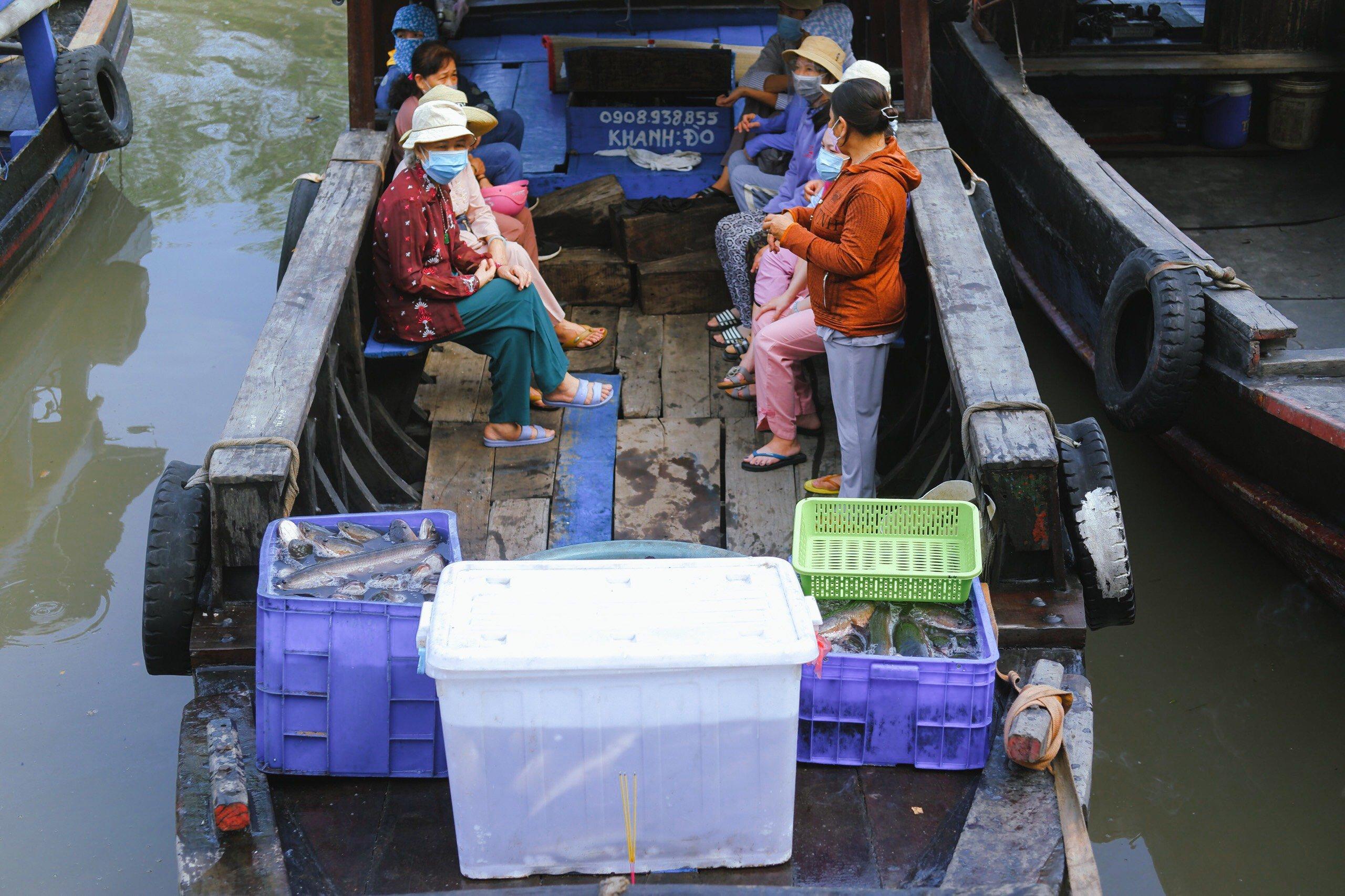 Hơn 800 kg cá lóc được sư thầy Thích Thông Tuệ mua từ các chợ cá rồi đưa ra ngã ba sông Sài Gòn - Đồng Nai để phóng sinh. Ảnh: Nguyễn Toàn.