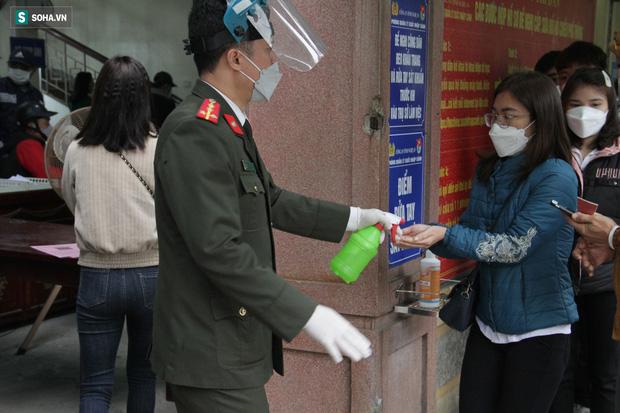 Được mở các chuyến bay ra nước ngoài, người dân xếp hàng dài chờ làm hộ chiếu đầu năm - Ảnh 11.