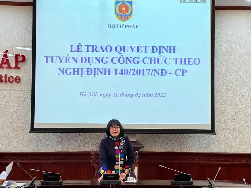 Bộ Tư pháp trao quyết định tuyển dụng công chức theo Nghị định 140/2017/NĐ-CP ảnh 1