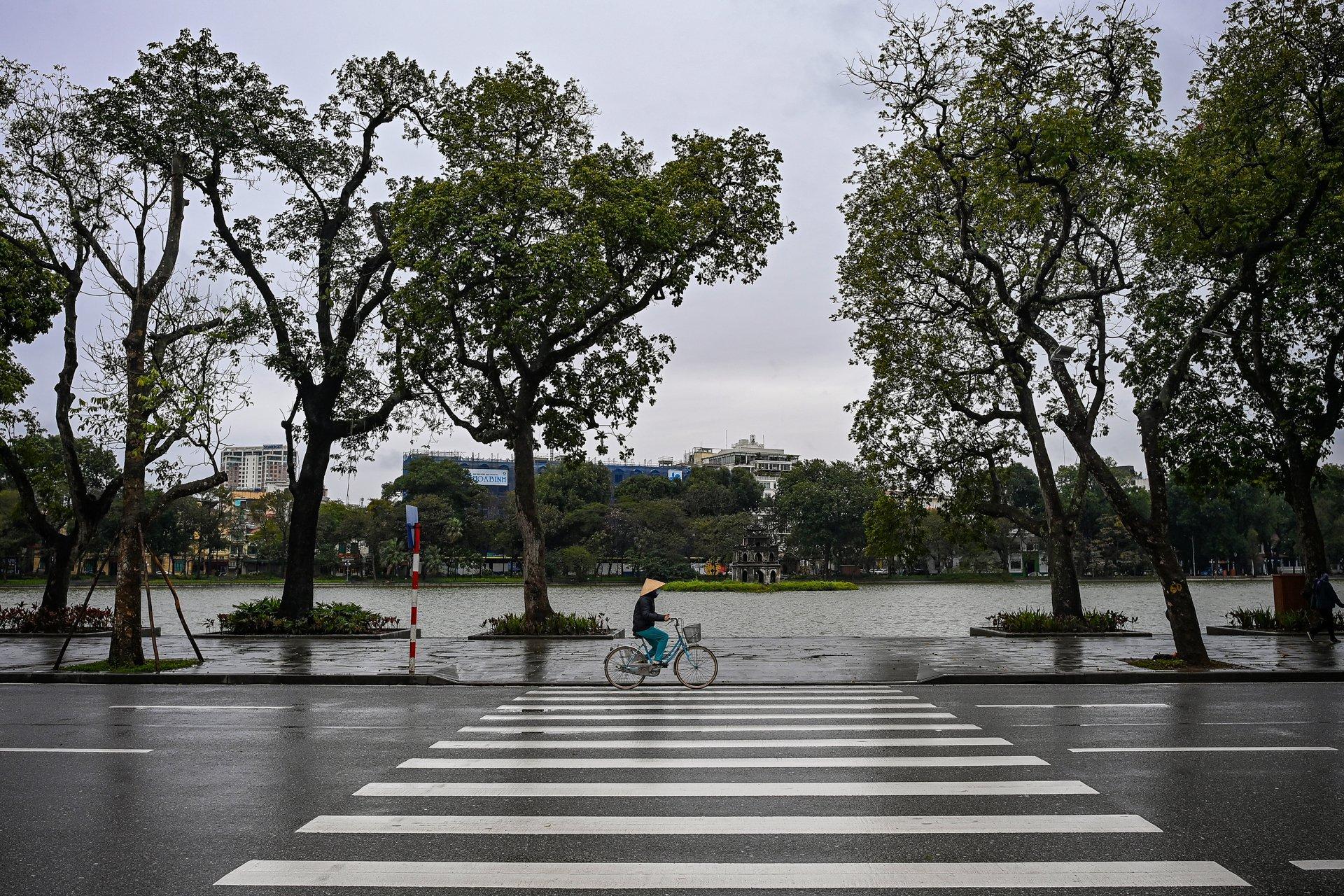 Phố Đinh Tiên Hoàng (quận Hoàn Kiếm) lúc 9h ngày 20/2 chỉ lác đác người đi đường. Ảnh: Việt Linh.