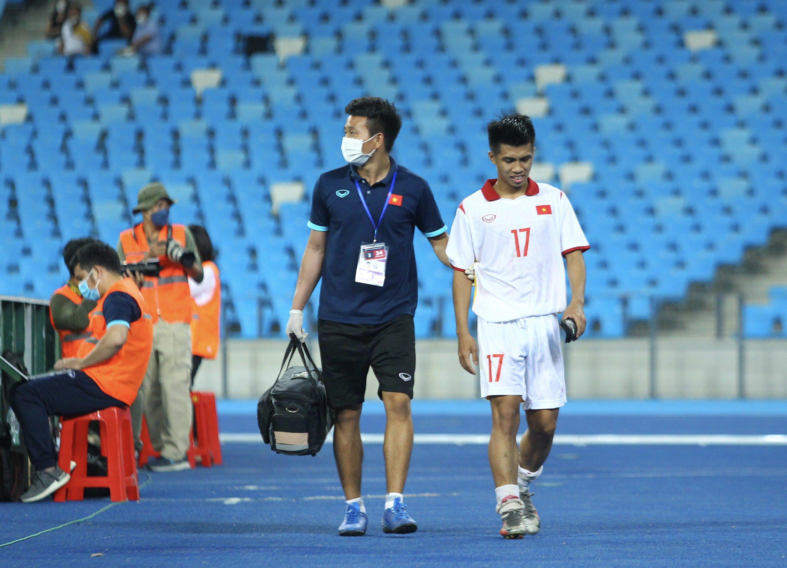 Nhiều cầu thủ U23 Việt Nam quá tải khi thi đấu với Timor Leste, trong đó, Trung Thành phải rời sân để nhường chỗ cho thủ môn Liêm Điều. Ảnh: Nguyên Khang.