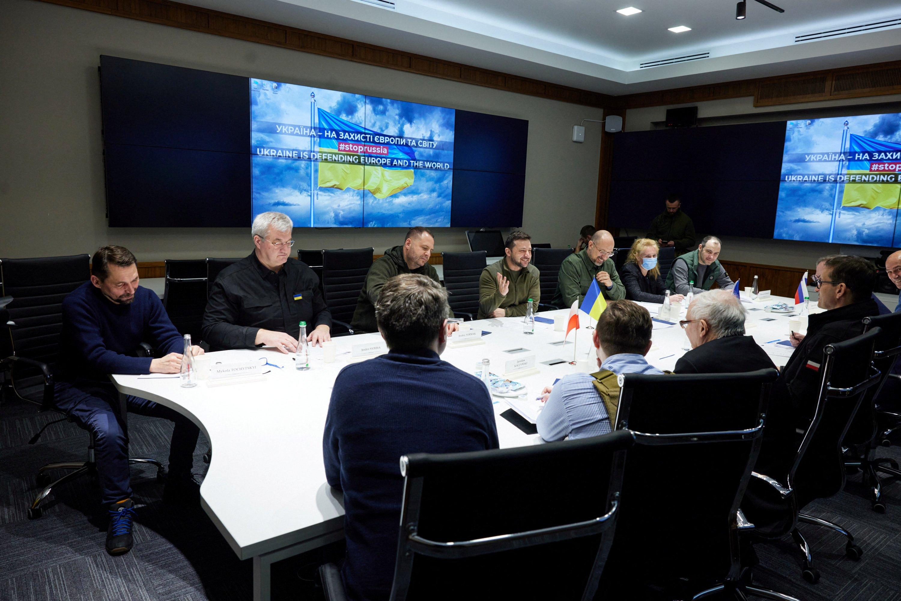 Nga tấn công Ukraine ảnh 2 Cuộc họp giữa các quan chức Ukraine và lãnh đạo ba nước Ba Lan, Cộng hòa Czech và Slovenia ngày 15/3. Ảnh: Reuters.