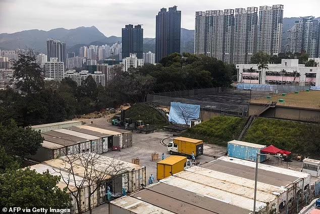 Nhà xác quá tải, Hong Kong phải dồn xác bệnh nhân Covid-19 vào thùng container - 2