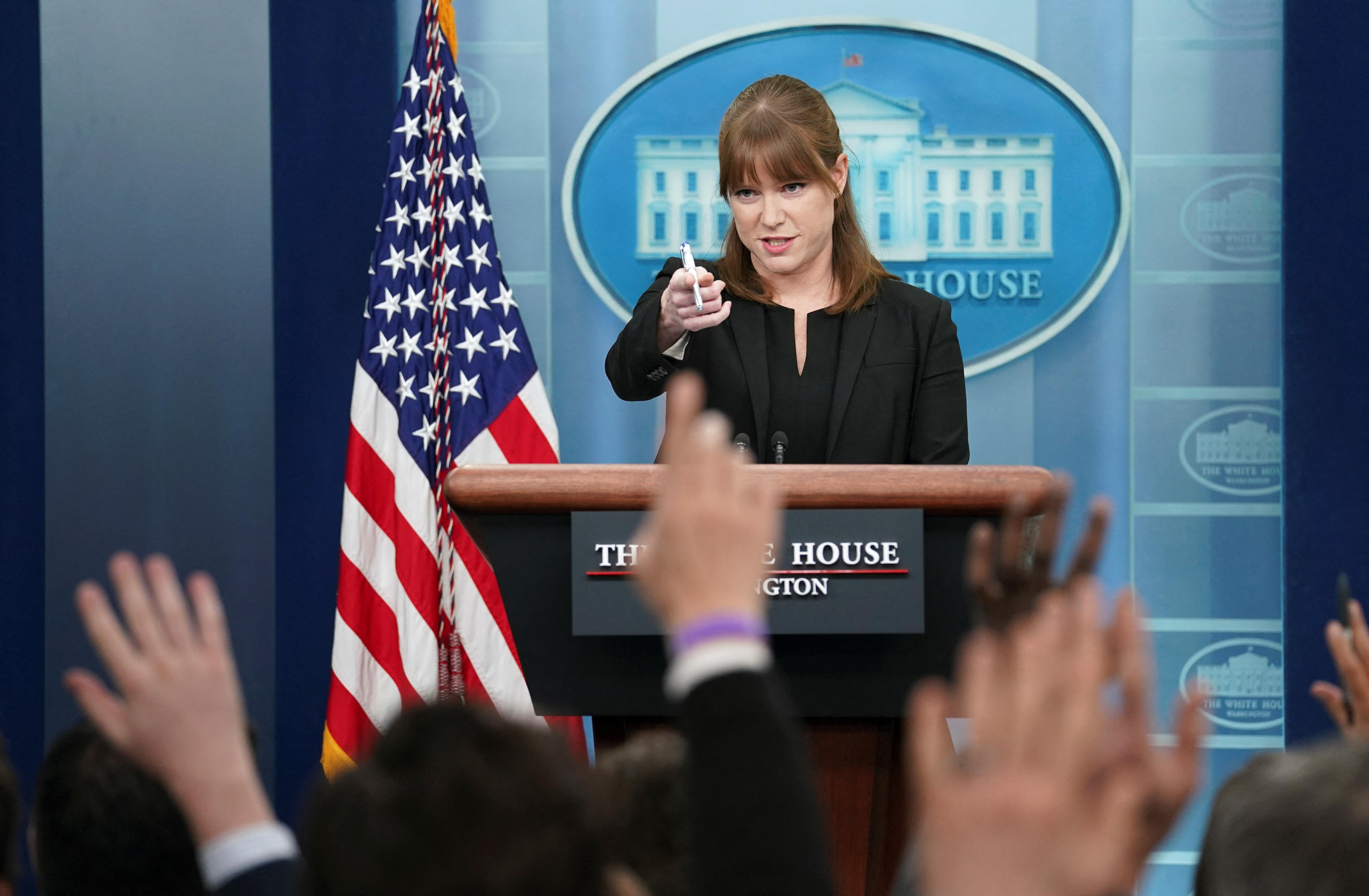 Khả năng ông Biden và ông Putin gặp mặt ảnh 1 Giám đốc Truyền thông Nhà Trắng Kate Bedingfield trả lời phóng viên trong họp báo ngày 29/3. Ảnh: Reuters.