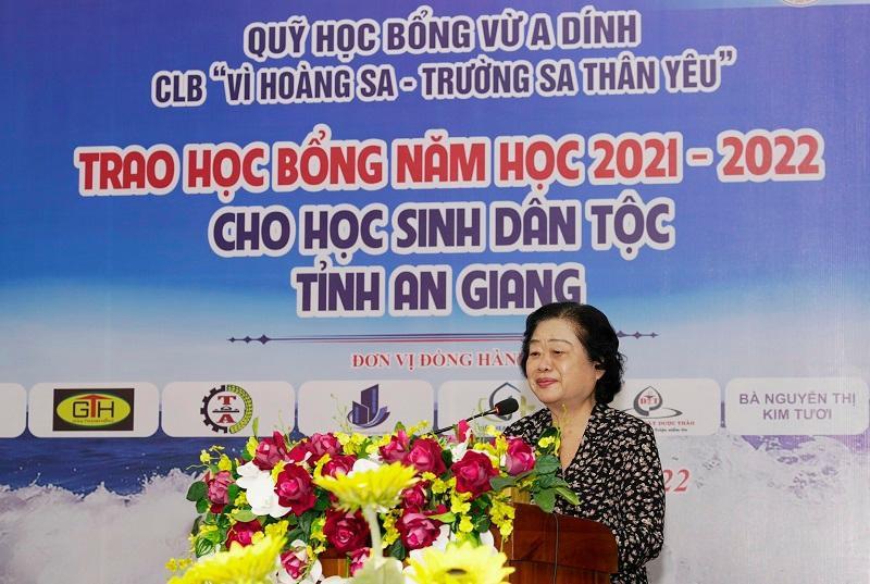 Trao học bổng Vừ A Dính cho học sinh có hoàn cảnh khó khăn tại An Giang ảnh 1