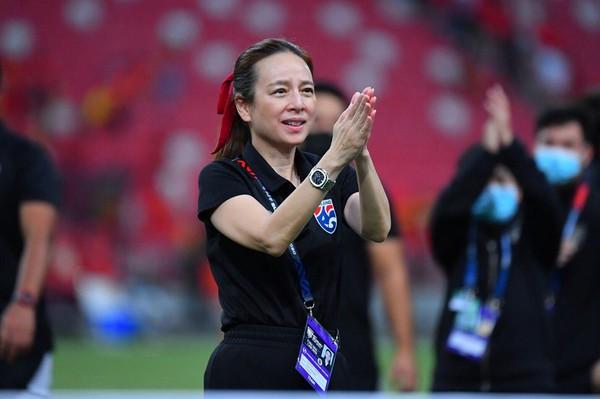 Madam Pang vừa cùng ĐT Thái Lan vô địch AFF Cup 2021 (Ảnh: FAT)