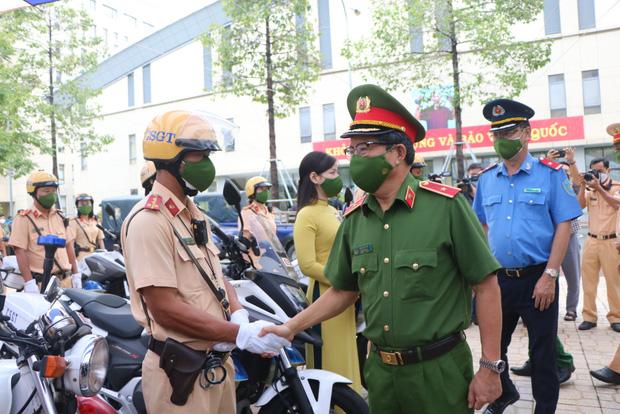 Công an TP.HCM ra quân đảm bảo an toàn giao thông dịp Lễ 30/4 và SEA Games 31 - Ảnh 4.