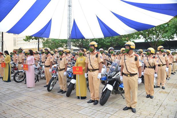 Công an TP.HCM ra quân đảm bảo an toàn giao thông dịp Lễ 30/4 và SEA Games 31 - Ảnh 1.