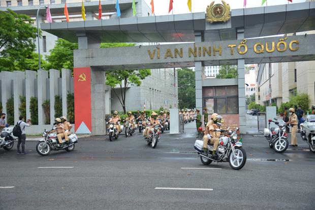 Công an TP.HCM ra quân đảm bảo an toàn giao thông dịp Lễ 30/4 và SEA Games 31 - Ảnh 6.