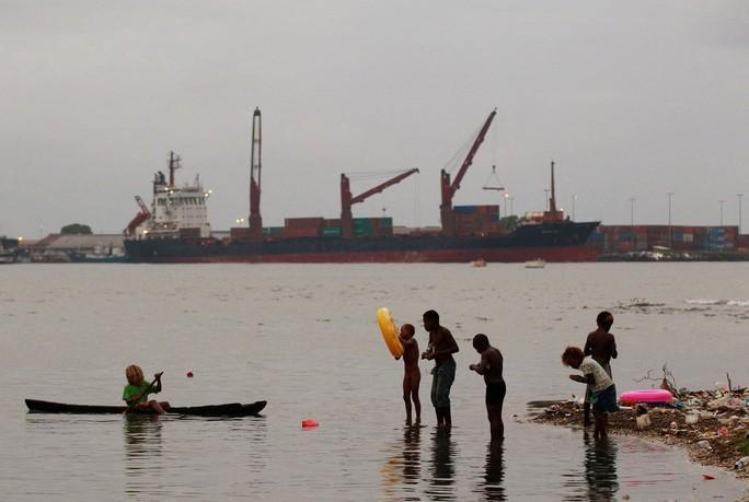 Những đứa trẻ câu cá tại một bãi biển ở trung tâm Honiara - Quần đảo Solomon. Ảnh: Reuters.
