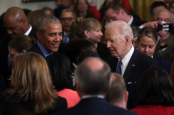 Tổng thống Joe Biden và cựu Tổng thống Barack Obama tại Nhà Trắng hồi đầu tháng 4. Ảnh: AFP.