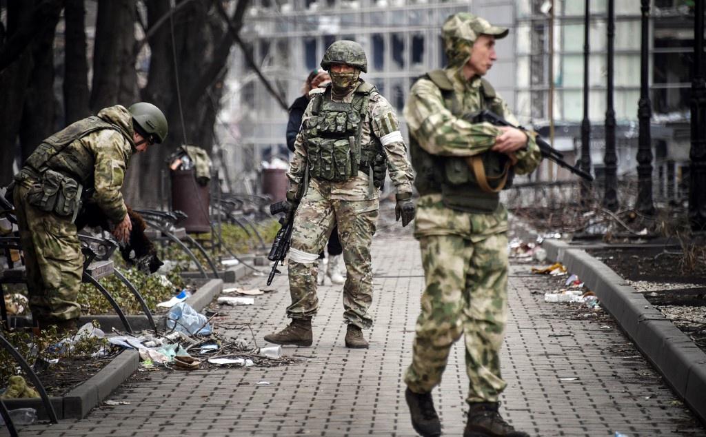 Binh sĩ Nga trên đường phố ở Mariupol, Ukraine, vào ngày 12/4. Ảnh: AFP.