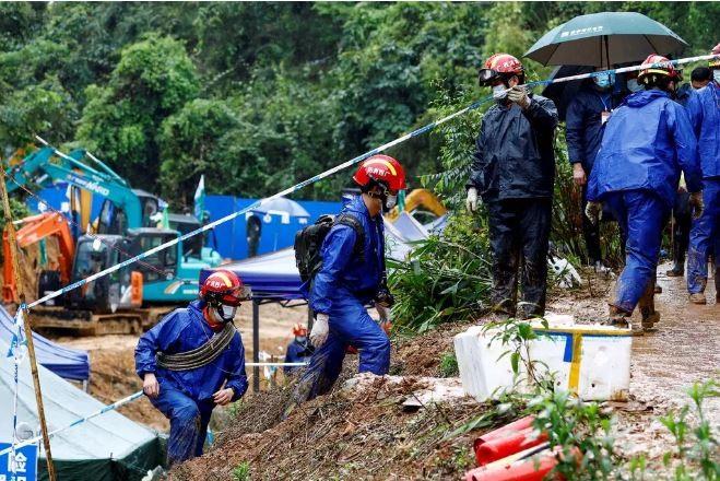 Lực lượng cứu hộ ở hiện trường vụ rơi máy bay Trung Quốc chở 132 người hồi tháng trước. Ảnh chụp màn hình.